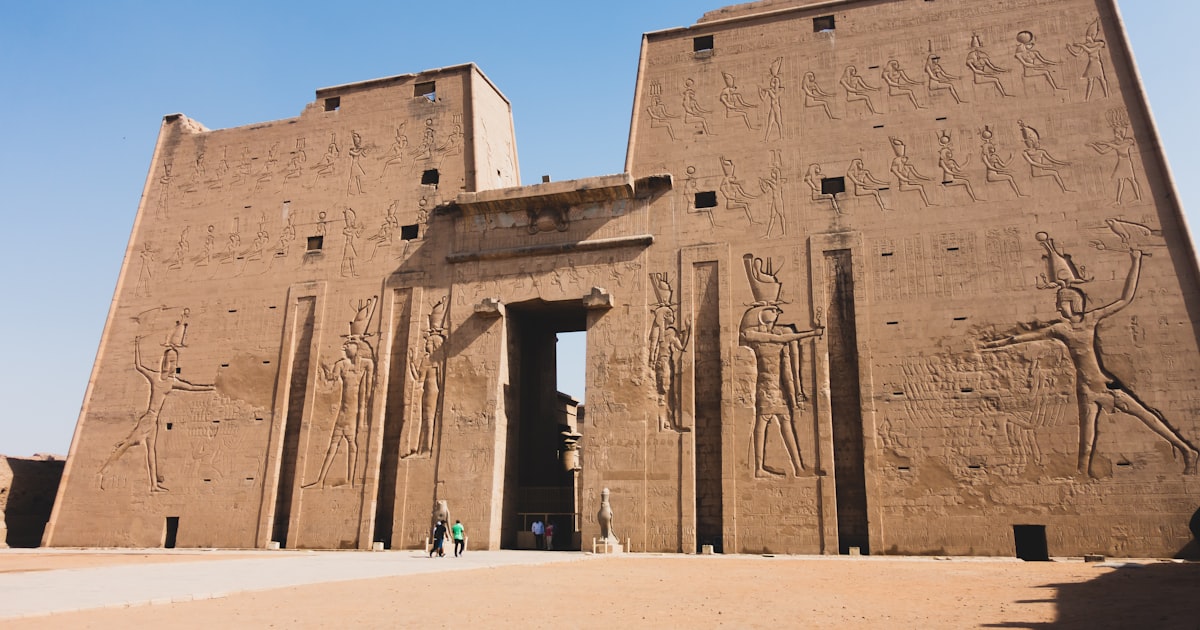 مصر تحصل على 1.64 مليار دولار من صندوق النقد الدولي والجنيه يرتفع 7% منذ مايو
