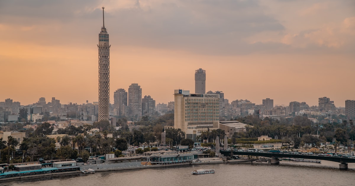 القاهرة تقر زيادات كبيرة في الأجور والمعاشات: ماذا يعني ذلك لعائلتك؟